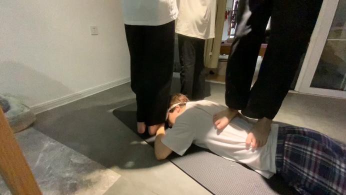 萝莉酱 三小主疯狂玩虐_绳艺库视频下载