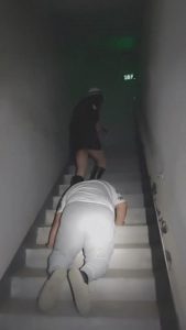 【乐爷】楼梯间调奴舔丝袜脚 bf8995_绳艺库视频下载