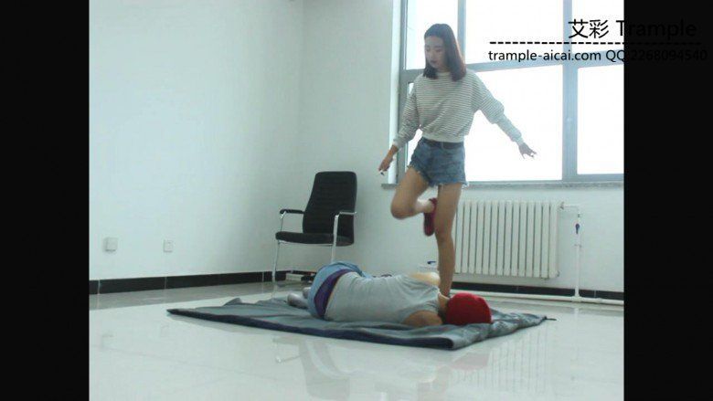 甜美媛媛女主踢打贱狗蹦跳踩踏！_绳艺库视频下载