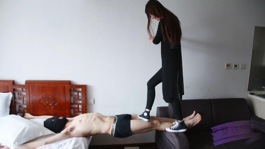 vivi跟艾丝踩踏走人桥_绳艺库视频下载