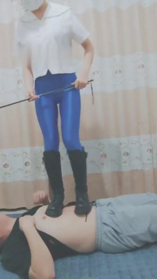 【菠萝菠萝蜜】踩踏恋足耳光鞭打 bf6453_绳艺库视频下载