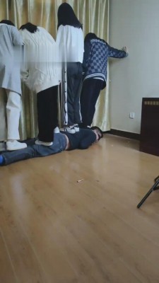 【最抗揍M】4素人S群踩群虐 bf11894_绳艺库视频下载