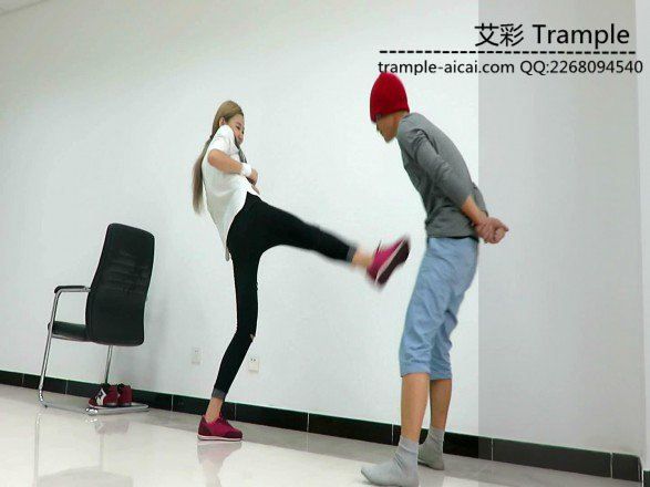 冰冰女主暴打小流氓膝顶，踢裆！_绳艺库视频下载