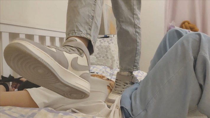 【珂珂女m】被女主人绑在床上穿AJ踩 YC-220502-6_绳艺库视频下载