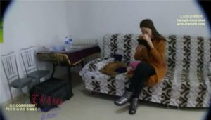 主人的毯子，雪地靴踩踏，踩脸_绳艺库视频下载