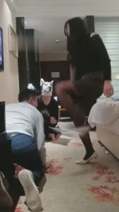 【小猫咪】暴打双狗-圣水泡面赏赐 bf6221_绳艺库视频下载