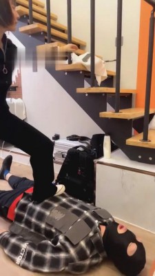 【lucky】夜跑后小白鞋原味脚羞辱踩踏 bf745_绳艺库视频下载