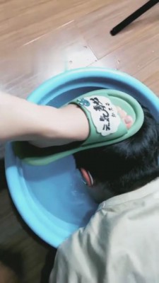 【妖精】运动后脏鞋臭袜羞辱狗 G-210801-5_绳艺库视频下载