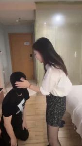 【少女S】御姐范黑丝高跟踩踏/骑马钻胯【续集】 bf27580_绳艺库视频下载