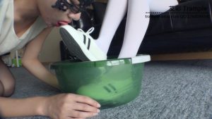 『小妮女女』艺术羞辱撞衫女奴，烧鞋舔食_绳艺库视频下载