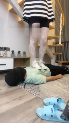 【云云酱】萝莉主白丝全体重踩踏 bf16640_绳艺库视频下载