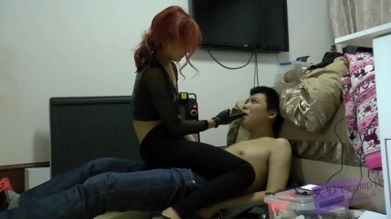 黑冰女神高强度手深喉 整个拳头塞进去 插吐堵回去 细跟踩乳头_绳艺库视频下载