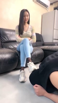 【艾莉】运动鞋踩踏喂食/酸奶裸足舔/骑马强制吃口水 bf28161_绳艺库视频下载