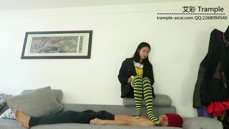 媛媛女主长筒袜踩踏，脚插嘴，全体重踩下体！_绳艺库视频下载