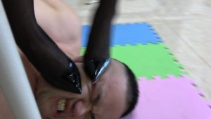 冷柔凶狠踩踏，鞋尖暴虐肚子_绳艺库视频下载