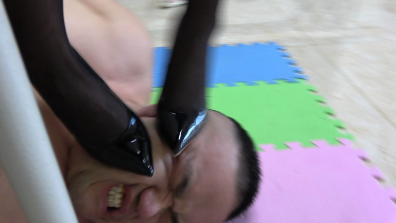 冷柔凶狠踩踏，鞋尖暴虐肚子_绳艺库视频下载