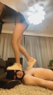 【曼禾】小白鞋全体重踩踏地毯 bf1947_绳艺库视频下载