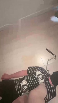 【不期而遇S】艺术餐厅恋足踢档羞辱贱狗_绳艺库视频下载