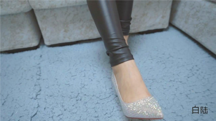 初九踩踏女胖M-运动风板鞋踩换成丝袜加棉袜踩_绳艺库视频下载