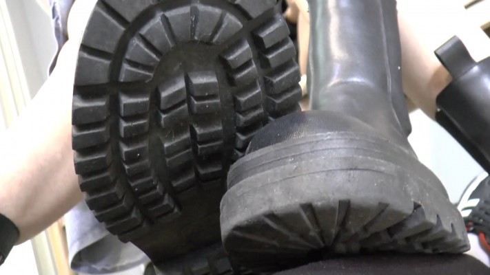 1Kitty baby 第一人称舔鞋底臭袜踩脸_绳艺库视频下载