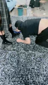 套路直播视频【馨妍】双S-皮鞋+黑丝肉丝踩踏喂食/骑马 bf26006_绳艺库视频下载