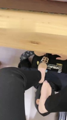 【安主】桌底下伺候的贱狗 bf18618_绳艺库视频下载