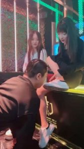 套路直播视频【精神小妹】双S-KTV-全体重踩踏/舔鞋逗狗 bf26153_绳艺库视频下载