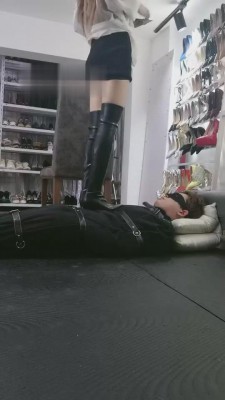 【傲柔】束缚衣强迫高跟跳踩/强灌圣水泡烟头 bf7182_绳艺库视频下载