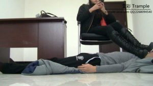 00后天使女主长靴的脚垫，舔靴跟踩下体！_绳艺库视频下载