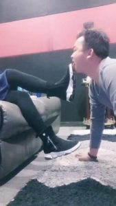 【敏敏郡主】电影院舔素人脏鞋【双视角版】 bf22171_绳艺库视频下载