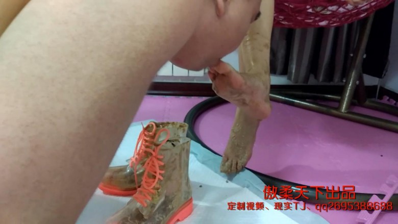 雨靴内踩蛋糕喂食味觉的享受_绳艺库视频下载