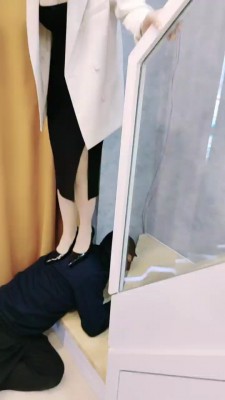 套路直播视频【辣姐】不听话就电击/圣水喝饱/高跟踩狗/含厕纸 bf25295_绳艺库视频下载