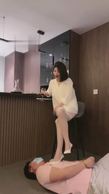 【简一】酒吧吧台被小姐羞辱 bf15158_绳艺库视频下载