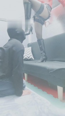 【灵竹】边舔靴子边犯贱的狗奴 bf6121_绳艺库视频下载