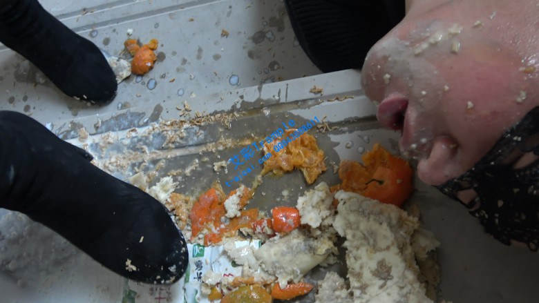 【冷柔】楼道靴子喂食超脏食物_绳艺库视频下载