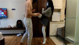 鱼爹高跟靴子教训尾随小贼加舔脚_绳艺库视频下载