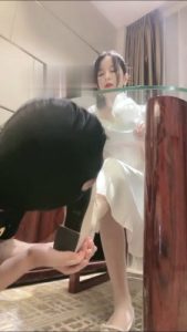 【漫漫】学生S肉丝平底鞋玩贱奴 bf16626_绳艺库视频下载