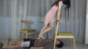 【南国原创】古灵精怪美女S宝儿和同学猜拳，输的要被对方踩在脚下玩弄 YC-220622-2_绳艺库视频下载