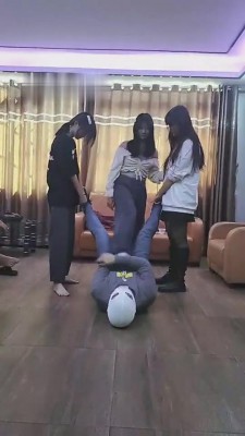 【德意户外男神】四个女神素人群殴调教【完整版】 bf10516_绳艺库视频下载