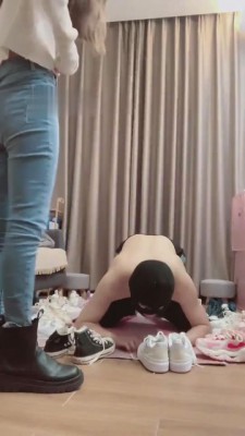 【诗诗】双胞胎S-马丁靴重度踢裆+牛仔裤坐脸 bf6500_绳艺库视频下载