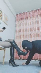 【琳琳S】长靴黑丝强迫狗舔干净 bf23180_绳艺库视频下载