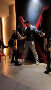 套路直播视频【狐狸女皇】三主-SM主题酒店玩/轮流鞭打/长靴踩踏 三视角+花絮 bf26185_绳艺库视频下载