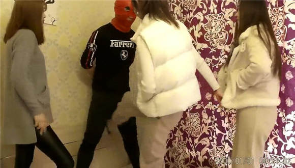 三不良少女初次圈踢群踩_绳艺库视频下载