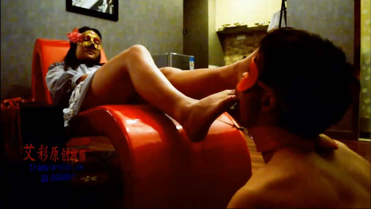 『奴隶岛』—菲菲美足强制插嘴深喉_绳艺库视频下载