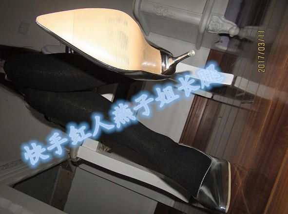 【快手红人】银白色高跟屠杀脚奴_绳艺库视频下载