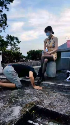 【艺术美学】户外舔靴子踩踏 bf1632_绳艺库视频下载