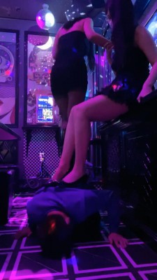 套路直播视频【桃子/榕s】姐妹花ktv双调贱狗-皮靴踩踏/高跟鞋插嘴【双视角版】bf24797_绳艺库视频下载