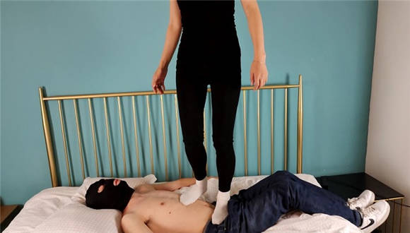 棋棋姐姐踩踏_绳艺库视频下载