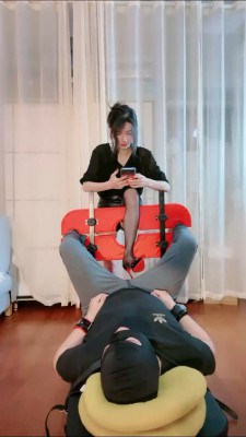 套路直播视频【芷晴】吃脚皮脚指甲喝口水-刑具固定强制黑丝踩 bf26812_绳艺库视频下载