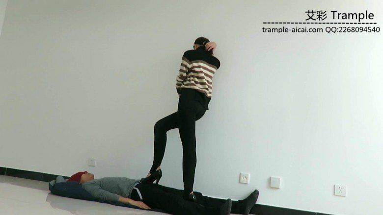 00后天使女主高跟踩踏，高跟虐踩下体！_绳艺库视频下载